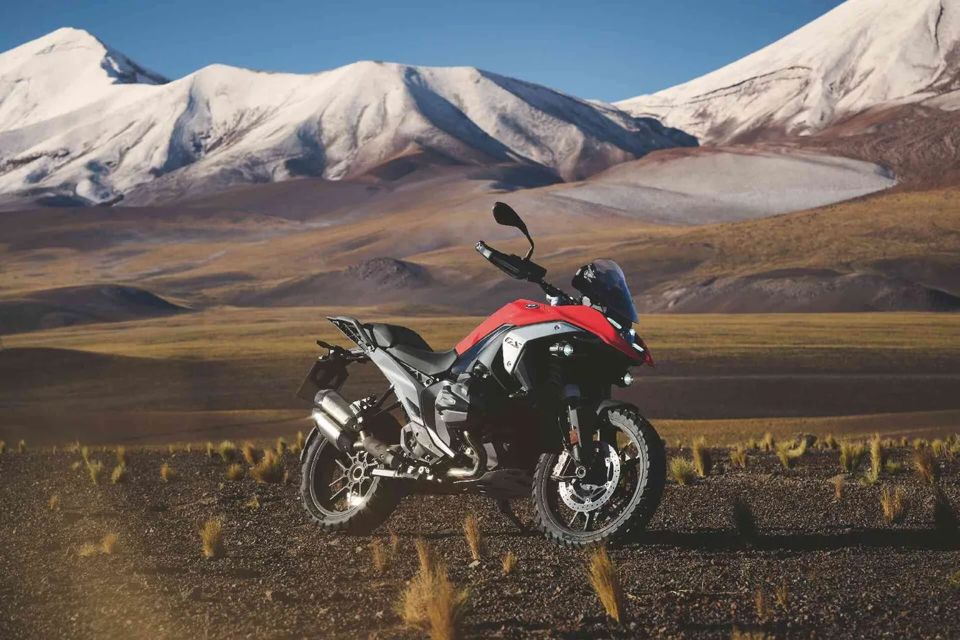 Quelle BMW GS choisir : gamme BMW GS alignée sur un chemin de terre, de la R 1300 GS à la F 900 GS