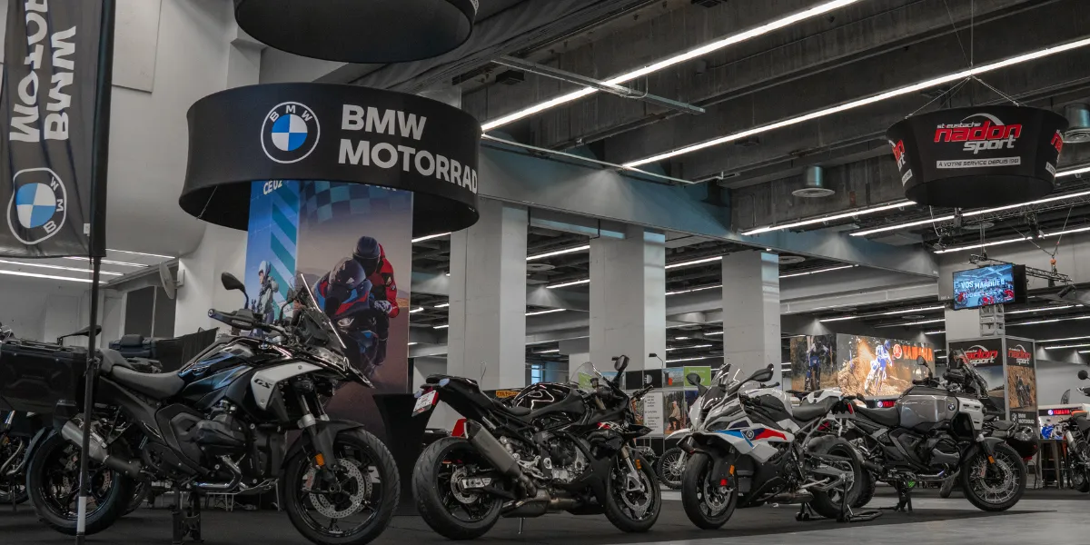 Kiosque Nadon Sport Salon de la Moto Montréal 2026 avec motos et équipement Kiosque Nadon Sport Salon de la Moto Montréal 2026 avec motos et équipement