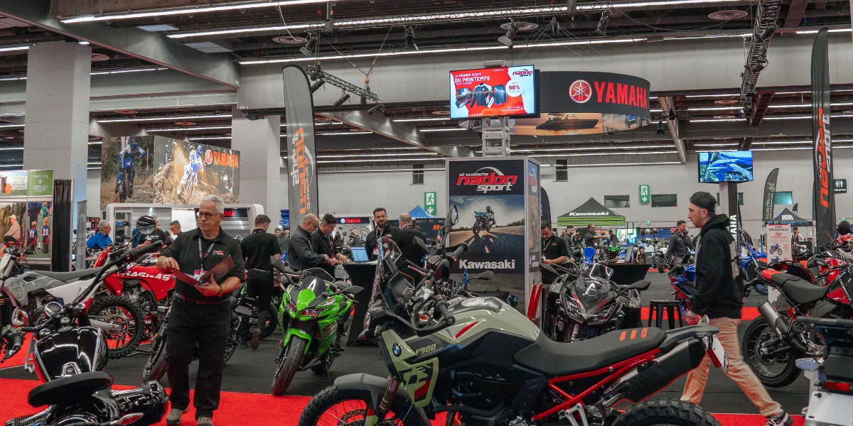 Kiosque Nadon Sport Salon de la Moto Montréal 2026 avec motos et équipement Kiosque Nadon Sport Salon de la Moto Montréal 2026 avec motos et équipement