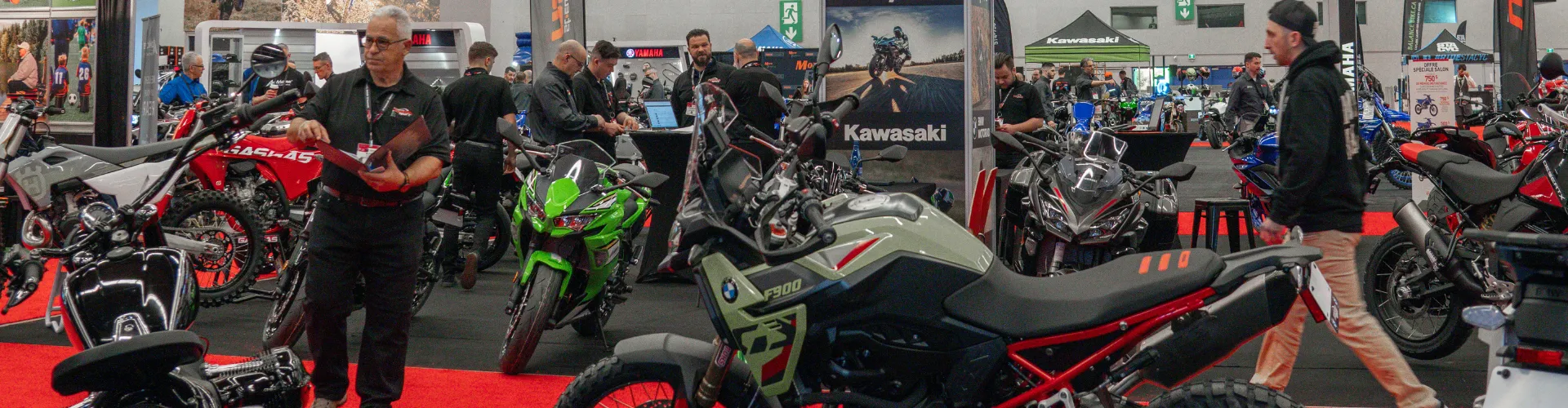Kiosque Nadon Sport Salon de la Moto Montréal 2026 avec motos et équipement Kiosque Nadon Sport Salon de la Moto Montréal 2026 avec motos et équipement