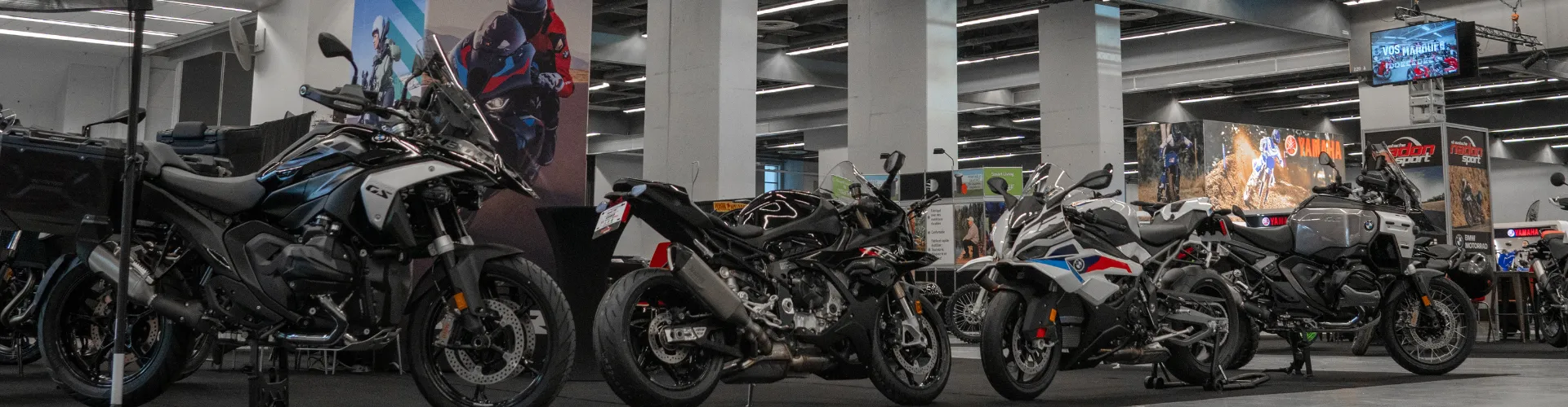 Kiosque Nadon Sport Salon de la Moto Montréal 2026 avec motos et équipement Kiosque Nadon Sport Salon de la Moto Montréal 2026 avec motos et équipement