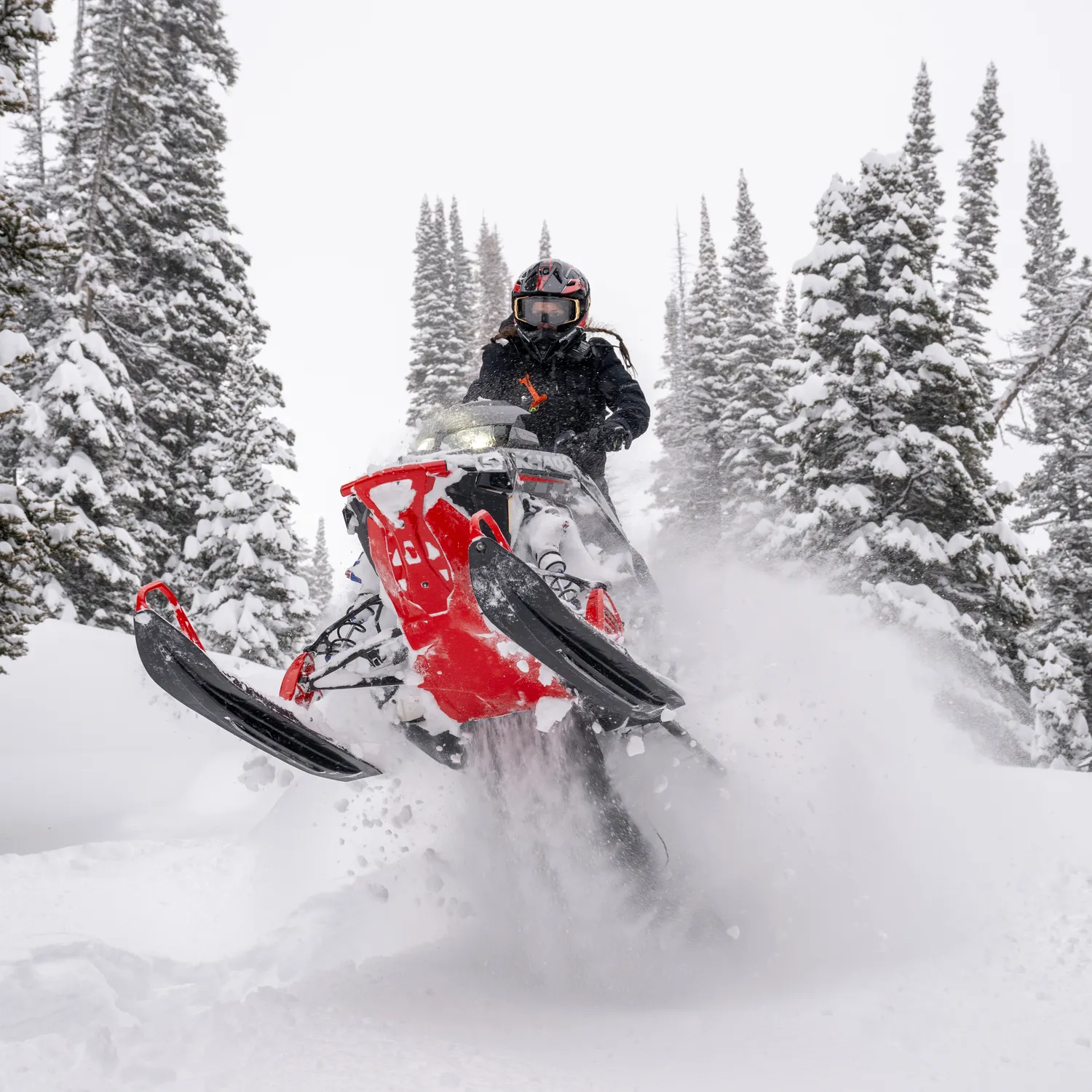 Vue de plusieurs motoneiges Polaris pr&ecirc;tes pour le programme SnowCheck 2027