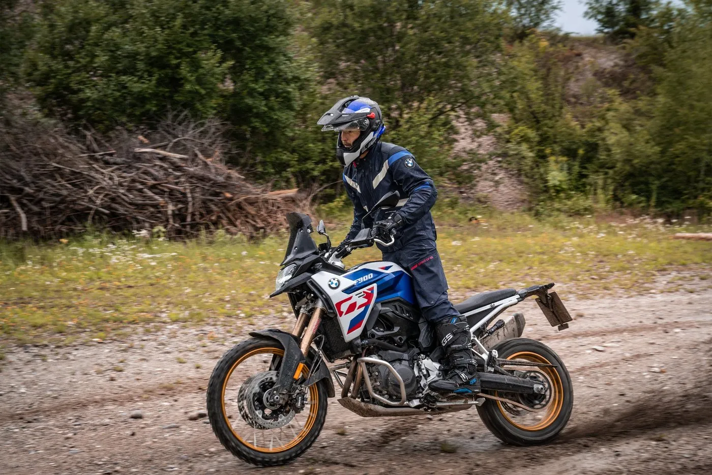 BMW F 900 GS sur un chemin de terre, une GS plus accessible
