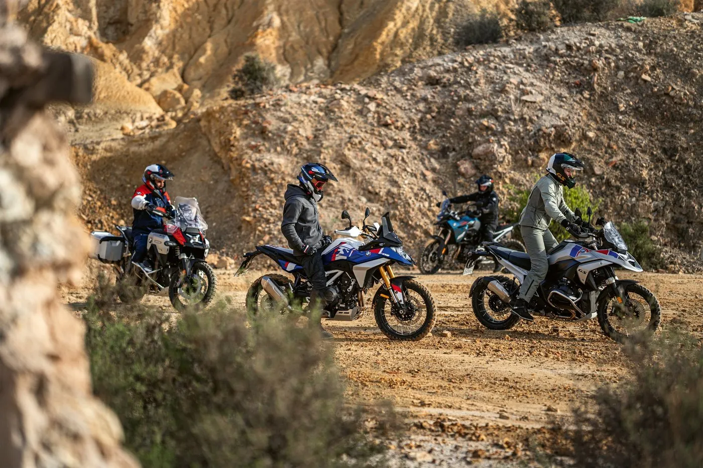 Gamme BMW GS : R 1300 GS, R 1300 GS Adventure et F 900 GS sur un chemin de terre