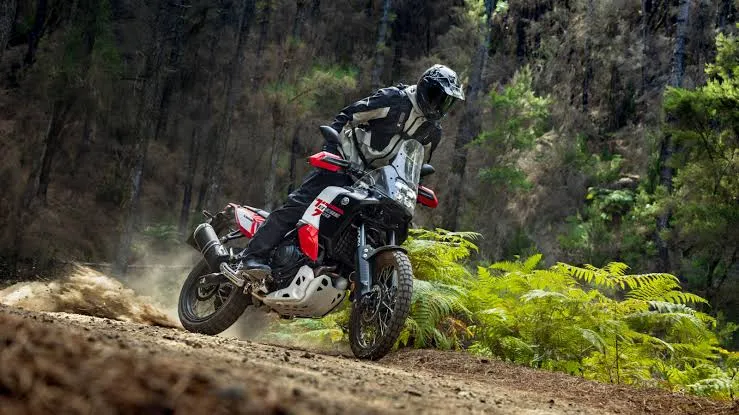 Moto Yamaha T&eacute;n&eacute;r&eacute; 700 2026 roulant sur un sentier hors route au Qu&eacute;bec en conditions d&rsquo;aventure