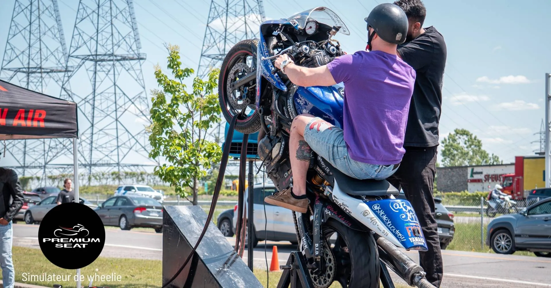 Simulateur de wheelie motocross – expérience et sensations fortes Simulateur de wheelie KTM Freeride événement motocross Nadon Sport expérience hors route